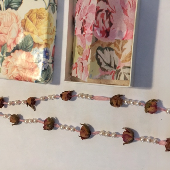 Real dried rosebud and ribbon necklace - Picture 4 of 6